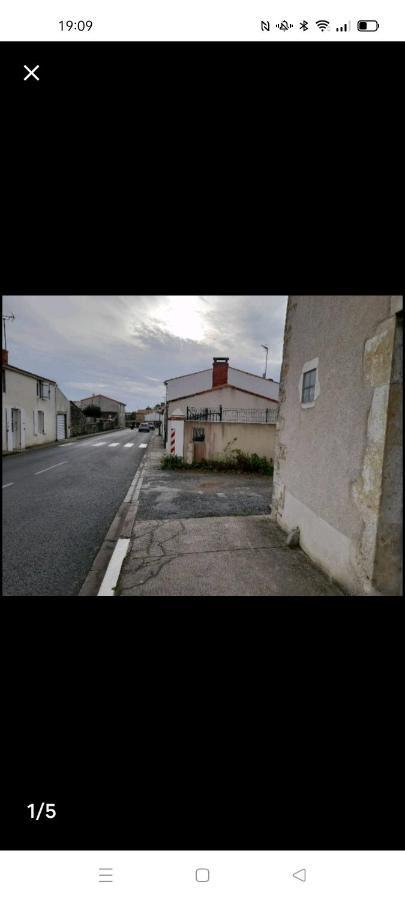 Maisonnée avec une chambre Saint-Michel-en-l'Herm Esterno foto